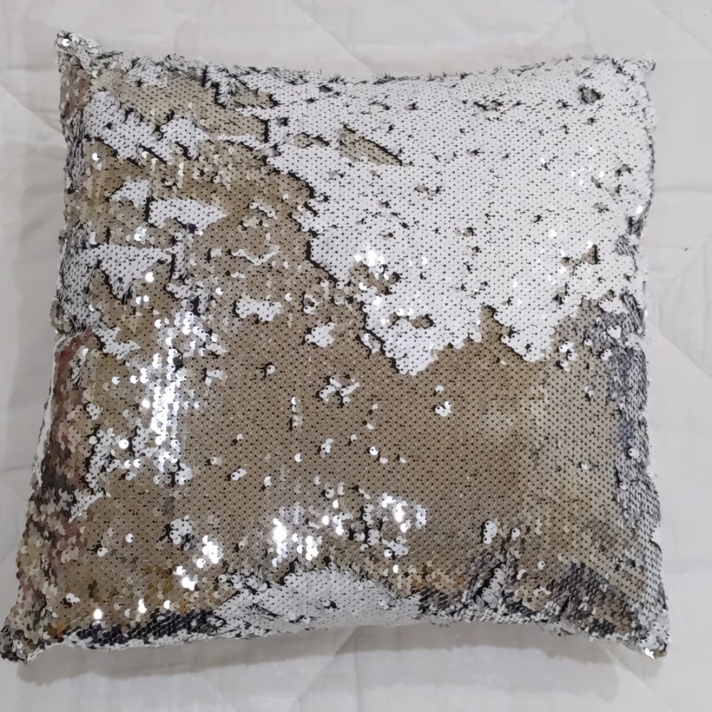 Paillettes decorative pillow